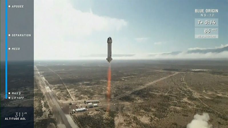 Bezosova raketa pošesté vzlétla a přistála. Její turistický modul zdolal hranici vesmíru